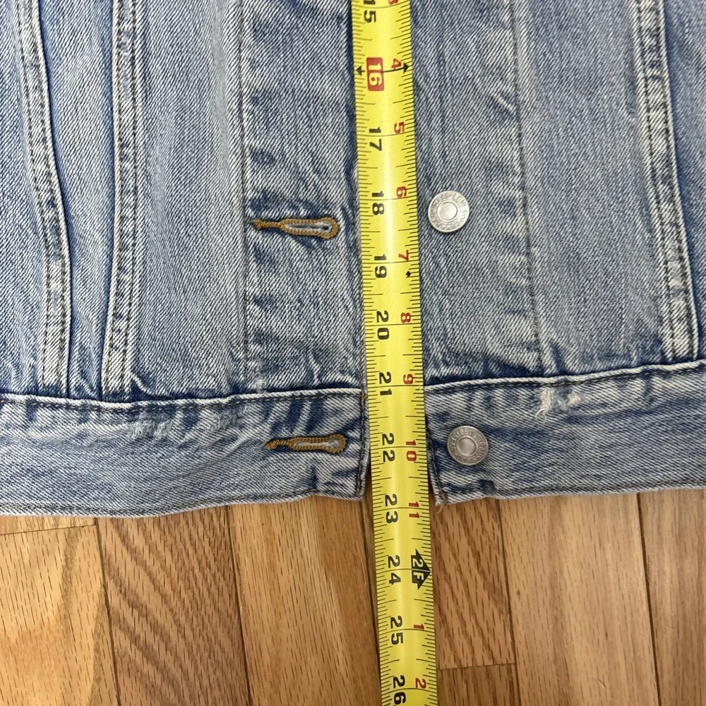 Levi's Light Stonewash Front Button Closure  Trucker Denim Jacket - Size Medium